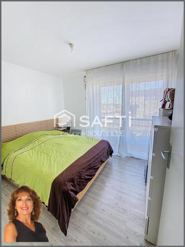 Maison récente 3 chambres, jardinet et places de parking