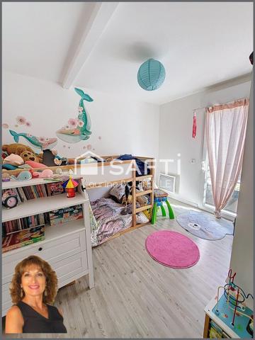 Maison récente 3 chambres, jardinet et places de parking