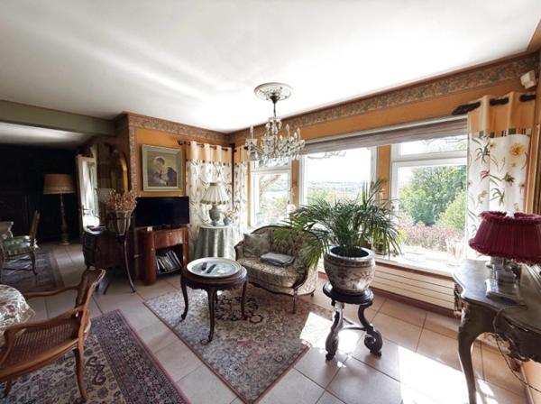Maison familiale année 1992 - 251m² - sous-sol total - 2 chambres de plain pied - 1799m² de terrain paysagé