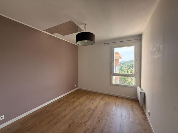 Appartement à louer 1 500 € CC Marseille 4 p 80 m² DPE D