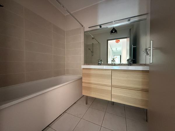 Appartement à louer 1 500 € CC Marseille 4 p 80 m² DPE D