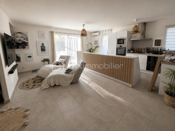 Montauroux, à deux pas du collège et du premier rond-point direction le lac,
Venez découvrir cette maison construite en 2018, jumelée d'un seul côté par le garage.
Total m2 109 + 15m2 
Au RDC, vous entrez au niveau du séjour/salon/cuisine américaine ( 40m2 )Le garage au RDC est aujourd'hui la chambre parentale 
À l'étage : deux chambres ( 16 et 13m2 )  une salle de bain + un grand dégagement pouvant servir de bureau.
Terrasse / Jardin d'approximativement 200m² avec sa piscine hors sol et un joli coin pour se détendre. Maison vendue sans réels travaux. Deux places de parking attitrées. Pas de copro pas de charges .quartier calme à proximité des commerces et écoles. 12 min de l'autoroute des Adrets.
( Legere retouche IA sur photos )