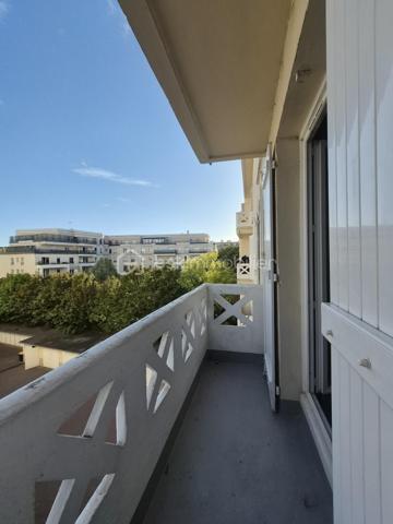 Lumineux, traversant et prêt à vivre !

Situé au 4e étage sans ascenseur d’une résidence des années 30 au charme de l’ancien, calme et bien entretenue, cet agréable appartement 3 pièces séduit par sa luminosité et son excellent état.

Il se compose d’un séjour ouvrant sur un balcon, véritable prolongement de la pièce de vie, de deux chambres, d’une cuisine indépendante aménagée et équipée, ainsi que d’une salle d’eau avec WC.

Sa configuration traversante lui confère une belle luminosité et une agréable sensation d’espace. Parfaitement entretenu, l’appartement ne nécessite aucuns travaux et permet de s’y installer immédiatement.

Une cave complète ce bien.

Côté transports, des arrêts de bus situés à seulement 2 minutes à pied permettent de rejoindre facilement le tramway T2. La gare de Colombes (ligne J) est également accessible à pied en environ 13 minutes. Commerces et commodités se trouvent à proximité.

Les + : appartement traversant – balcon – 2 chambres – excellent état – charme de l'ancien, cave et  proximité des commerces et transports.

Chauffage collectif.
Charges de copropriété : environ 200 €/mois.
DPE : classe F.

Un appartement lumineux, fonctionnel et prêt à vivre, à découvrir sans tarder !

Contactez-moi pour plus d’informations ou pour organiser une visite.