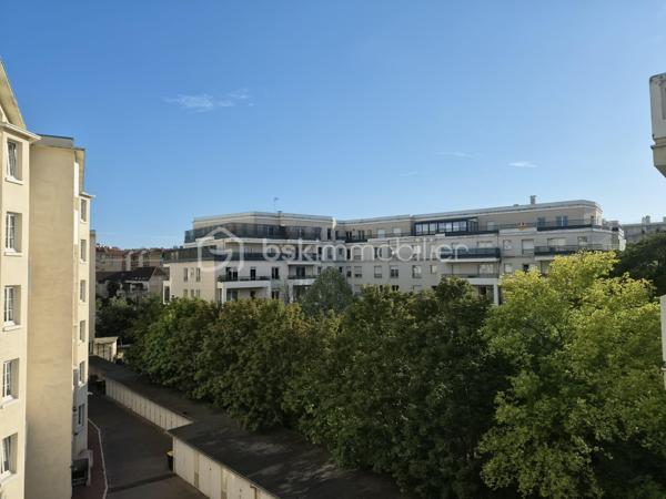 Lumineux, traversant et prêt à vivre !

Situé au 4e étage sans ascenseur d’une résidence des années 30 au charme de l’ancien, calme et bien entretenue, cet agréable appartement 3 pièces séduit par sa luminosité et son excellent état.

Il se compose d’un séjour ouvrant sur un balcon, véritable prolongement de la pièce de vie, de deux chambres, d’une cuisine indépendante aménagée et équipée, ainsi que d’une salle d’eau avec WC.

Sa configuration traversante lui confère une belle luminosité et une agréable sensation d’espace. Parfaitement entretenu, l’appartement ne nécessite aucuns travaux et permet de s’y installer immédiatement.

Une cave complète ce bien.

Côté transports, des arrêts de bus situés à seulement 2 minutes à pied permettent de rejoindre facilement le tramway T2. La gare de Colombes (ligne J) est également accessible à pied en environ 13 minutes. Commerces et commodités se trouvent à proximité.

Les + : appartement traversant – balcon – 2 chambres – excellent état – charme de l'ancien, cave et  proximité des commerces et transports.

Chauffage collectif.
Charges de copropriété : environ 200 €/mois.
DPE : classe F.

Un appartement lumineux, fonctionnel et prêt à vivre, à découvrir sans tarder !

Contactez-moi pour plus d’informations ou pour organiser une visite.