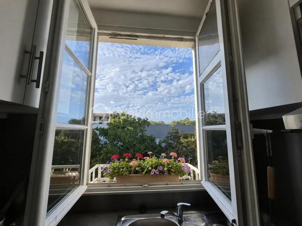 Lumineux, traversant et prêt à vivre !

Situé au 4e étage sans ascenseur d’une résidence des années 30 au charme de l’ancien, calme et bien entretenue, cet agréable appartement 3 pièces séduit par sa luminosité et son excellent état.

Il se compose d’un séjour ouvrant sur un balcon, véritable prolongement de la pièce de vie, de deux chambres, d’une cuisine indépendante aménagée et équipée, ainsi que d’une salle d’eau avec WC.

Sa configuration traversante lui confère une belle luminosité et une agréable sensation d’espace. Parfaitement entretenu, l’appartement ne nécessite aucuns travaux et permet de s’y installer immédiatement.

Une cave complète ce bien.

Côté transports, des arrêts de bus situés à seulement 2 minutes à pied permettent de rejoindre facilement le tramway T2. La gare de Colombes (ligne J) est également accessible à pied en environ 13 minutes. Commerces et commodités se trouvent à proximité.

Les + : appartement traversant – balcon – 2 chambres – excellent état – charme de l'ancien, cave et  proximité des commerces et transports.

Chauffage collectif.
Charges de copropriété : environ 200 €/mois.
DPE : classe F.

Un appartement lumineux, fonctionnel et prêt à vivre, à découvrir sans tarder !

Contactez-moi pour plus d’informations ou pour organiser une visite.