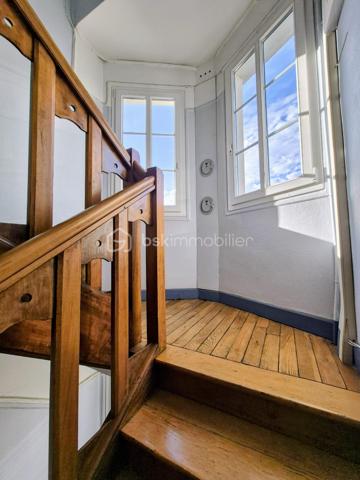 Lumineux, traversant et prêt à vivre !

Situé au 4e étage sans ascenseur d’une résidence des années 30 au charme de l’ancien, calme et bien entretenue, cet agréable appartement 3 pièces séduit par sa luminosité et son excellent état.

Il se compose d’un séjour ouvrant sur un balcon, véritable prolongement de la pièce de vie, de deux chambres, d’une cuisine indépendante aménagée et équipée, ainsi que d’une salle d’eau avec WC.

Sa configuration traversante lui confère une belle luminosité et une agréable sensation d’espace. Parfaitement entretenu, l’appartement ne nécessite aucuns travaux et permet de s’y installer immédiatement.

Une cave complète ce bien.

Côté transports, des arrêts de bus situés à seulement 2 minutes à pied permettent de rejoindre facilement le tramway T2. La gare de Colombes (ligne J) est également accessible à pied en environ 13 minutes. Commerces et commodités se trouvent à proximité.

Les + : appartement traversant – balcon – 2 chambres – excellent état – charme de l'ancien, cave et  proximité des commerces et transports.

Chauffage collectif.
Charges de copropriété : environ 200 €/mois.
DPE : classe F.

Un appartement lumineux, fonctionnel et prêt à vivre, à découvrir sans tarder !

Contactez-moi pour plus d’informations ou pour organiser une visite.