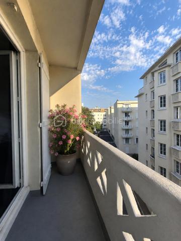 Lumineux, traversant et prêt à vivre !

Situé au 4e étage sans ascenseur d’une résidence des années 30 au charme de l’ancien, calme et bien entretenue, cet agréable appartement 3 pièces séduit par sa luminosité et son excellent état.

Il se compose d’un séjour ouvrant sur un balcon, véritable prolongement de la pièce de vie, de deux chambres, d’une cuisine indépendante aménagée et équipée, ainsi que d’une salle d’eau avec WC.

Sa configuration traversante lui confère une belle luminosité et une agréable sensation d’espace. Parfaitement entretenu, l’appartement ne nécessite aucuns travaux et permet de s’y installer immédiatement.

Une cave complète ce bien.

Côté transports, des arrêts de bus situés à seulement 2 minutes à pied permettent de rejoindre facilement le tramway T2. La gare de Colombes (ligne J) est également accessible à pied en environ 13 minutes. Commerces et commodités se trouvent à proximité.

Les + : appartement traversant – balcon – 2 chambres – excellent état – charme de l'ancien, cave et  proximité des commerces et transports.

Chauffage collectif.
Charges de copropriété : environ 200 €/mois.
DPE : classe F.

Un appartement lumineux, fonctionnel et prêt à vivre, à découvrir sans tarder !

Contactez-moi pour plus d’informations ou pour organiser une visite.