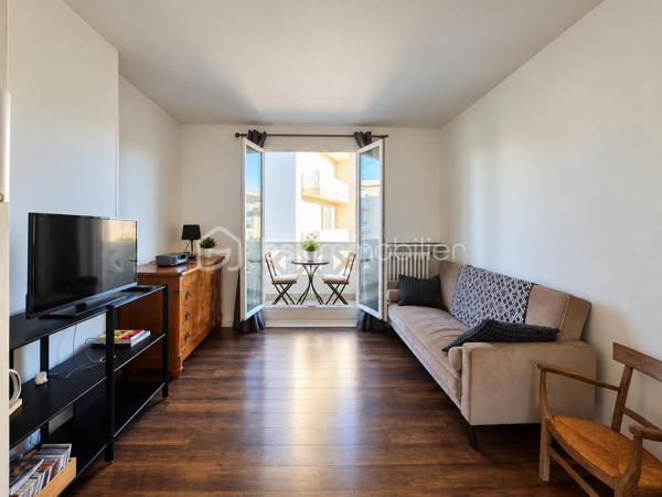 Lumineux, traversant et prêt à vivre !

Situé au 4e étage sans ascenseur d’une résidence des années 30 au charme de l’ancien, calme et bien entretenue, cet agréable appartement 3 pièces séduit par sa luminosité et son excellent état.

Il se compose d’un séjour ouvrant sur un balcon, véritable prolongement de la pièce de vie, de deux chambres, d’une cuisine indépendante aménagée et équipée, ainsi que d’une salle d’eau avec WC.

Sa configuration traversante lui confère une belle luminosité et une agréable sensation d’espace. Parfaitement entretenu, l’appartement ne nécessite aucuns travaux et permet de s’y installer immédiatement.

Une cave complète ce bien.

Côté transports, des arrêts de bus situés à seulement 2 minutes à pied permettent de rejoindre facilement le tramway T2. La gare de Colombes (ligne J) est également accessible à pied en environ 13 minutes. Commerces et commodités se trouvent à proximité.

Les + : appartement traversant – balcon – 2 chambres – excellent état – charme de l'ancien, cave et  proximité des commerces et transports.

Chauffage collectif.
Charges de copropriété : environ 200 €/mois.
DPE : classe F.

Un appartement lumineux, fonctionnel et prêt à vivre, à découvrir sans tarder !

Contactez-moi pour plus d’informations ou pour organiser une visite.