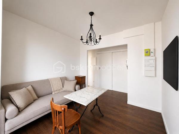 Lumineux, traversant et prêt à vivre !

Situé au 4e étage sans ascenseur d’une résidence des années 30 au charme de l’ancien, calme et bien entretenue, cet agréable appartement 3 pièces séduit par sa luminosité et son excellent état.

Il se compose d’un séjour ouvrant sur un balcon, véritable prolongement de la pièce de vie, de deux chambres, d’une cuisine indépendante aménagée et équipée, ainsi que d’une salle d’eau avec WC.

Sa configuration traversante lui confère une belle luminosité et une agréable sensation d’espace. Parfaitement entretenu, l’appartement ne nécessite aucuns travaux et permet de s’y installer immédiatement.

Une cave complète ce bien.

Côté transports, des arrêts de bus situés à seulement 2 minutes à pied permettent de rejoindre facilement le tramway T2. La gare de Colombes (ligne J) est également accessible à pied en environ 13 minutes. Commerces et commodités se trouvent à proximité.

Les + : appartement traversant – balcon – 2 chambres – excellent état – charme de l'ancien, cave et  proximité des commerces et transports.

Chauffage collectif.
Charges de copropriété : environ 200 €/mois.
DPE : classe F.

Un appartement lumineux, fonctionnel et prêt à vivre, à découvrir sans tarder !

Contactez-moi pour plus d’informations ou pour organiser une visite.