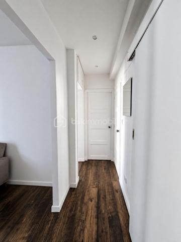 Lumineux, traversant et prêt à vivre !

Situé au 4e étage sans ascenseur d’une résidence des années 30 au charme de l’ancien, calme et bien entretenue, cet agréable appartement 3 pièces séduit par sa luminosité et son excellent état.

Il se compose d’un séjour ouvrant sur un balcon, véritable prolongement de la pièce de vie, de deux chambres, d’une cuisine indépendante aménagée et équipée, ainsi que d’une salle d’eau avec WC.

Sa configuration traversante lui confère une belle luminosité et une agréable sensation d’espace. Parfaitement entretenu, l’appartement ne nécessite aucuns travaux et permet de s’y installer immédiatement.

Une cave complète ce bien.

Côté transports, des arrêts de bus situés à seulement 2 minutes à pied permettent de rejoindre facilement le tramway T2. La gare de Colombes (ligne J) est également accessible à pied en environ 13 minutes. Commerces et commodités se trouvent à proximité.

Les + : appartement traversant – balcon – 2 chambres – excellent état – charme de l'ancien, cave et  proximité des commerces et transports.

Chauffage collectif.
Charges de copropriété : environ 200 €/mois.
DPE : classe F.

Un appartement lumineux, fonctionnel et prêt à vivre, à découvrir sans tarder !

Contactez-moi pour plus d’informations ou pour organiser une visite.