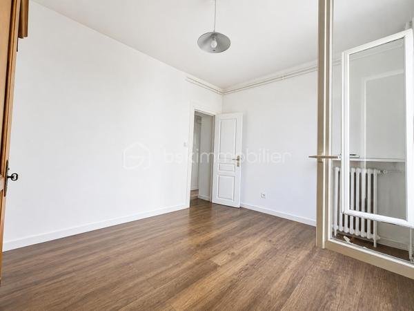 Lumineux, traversant et prêt à vivre !

Situé au 4e étage sans ascenseur d’une résidence des années 30 au charme de l’ancien, calme et bien entretenue, cet agréable appartement 3 pièces séduit par sa luminosité et son excellent état.

Il se compose d’un séjour ouvrant sur un balcon, véritable prolongement de la pièce de vie, de deux chambres, d’une cuisine indépendante aménagée et équipée, ainsi que d’une salle d’eau avec WC.

Sa configuration traversante lui confère une belle luminosité et une agréable sensation d’espace. Parfaitement entretenu, l’appartement ne nécessite aucuns travaux et permet de s’y installer immédiatement.

Une cave complète ce bien.

Côté transports, des arrêts de bus situés à seulement 2 minutes à pied permettent de rejoindre facilement le tramway T2. La gare de Colombes (ligne J) est également accessible à pied en environ 13 minutes. Commerces et commodités se trouvent à proximité.

Les + : appartement traversant – balcon – 2 chambres – excellent état – charme de l'ancien, cave et  proximité des commerces et transports.

Chauffage collectif.
Charges de copropriété : environ 200 €/mois.
DPE : classe F.

Un appartement lumineux, fonctionnel et prêt à vivre, à découvrir sans tarder !

Contactez-moi pour plus d’informations ou pour organiser une visite.