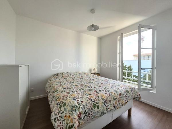 Lumineux, traversant et prêt à vivre !

Situé au 4e étage sans ascenseur d’une résidence des années 30 au charme de l’ancien, calme et bien entretenue, cet agréable appartement 3 pièces séduit par sa luminosité et son excellent état.

Il se compose d’un séjour ouvrant sur un balcon, véritable prolongement de la pièce de vie, de deux chambres, d’une cuisine indépendante aménagée et équipée, ainsi que d’une salle d’eau avec WC.

Sa configuration traversante lui confère une belle luminosité et une agréable sensation d’espace. Parfaitement entretenu, l’appartement ne nécessite aucuns travaux et permet de s’y installer immédiatement.

Une cave complète ce bien.

Côté transports, des arrêts de bus situés à seulement 2 minutes à pied permettent de rejoindre facilement le tramway T2. La gare de Colombes (ligne J) est également accessible à pied en environ 13 minutes. Commerces et commodités se trouvent à proximité.

Les + : appartement traversant – balcon – 2 chambres – excellent état – charme de l'ancien, cave et  proximité des commerces et transports.

Chauffage collectif.
Charges de copropriété : environ 200 €/mois.
DPE : classe F.

Un appartement lumineux, fonctionnel et prêt à vivre, à découvrir sans tarder !

Contactez-moi pour plus d’informations ou pour organiser une visite.