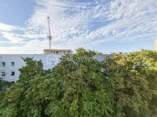 Lumineux, traversant et prêt à vivre !

Situé au 4e étage sans ascenseur d’une résidence des années 30 au charme de l’ancien, calme et bien entretenue, cet agréable appartement 3 pièces séduit par sa luminosité et son excellent état.

Il se compose d’un séjour ouvrant sur un balcon, véritable prolongement de la pièce de vie, de deux chambres, d’une cuisine indépendante aménagée et équipée, ainsi que d’une salle d’eau avec WC.

Sa configuration traversante lui confère une belle luminosité et une agréable sensation d’espace. Parfaitement entretenu, l’appartement ne nécessite aucuns travaux et permet de s’y installer immédiatement.

Une cave complète ce bien.

Côté transports, des arrêts de bus situés à seulement 2 minutes à pied permettent de rejoindre facilement le tramway T2. La gare de Colombes (ligne J) est également accessible à pied en environ 13 minutes. Commerces et commodités se trouvent à proximité.

Les + : appartement traversant – balcon – 2 chambres – excellent état – charme de l'ancien, cave et  proximité des commerces et transports.

Chauffage collectif.
Charges de copropriété : environ 200 €/mois.
DPE : classe F.

Un appartement lumineux, fonctionnel et prêt à vivre, à découvrir sans tarder !

Contactez-moi pour plus d’informations ou pour organiser une visite.