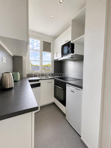 Lumineux, traversant et prêt à vivre !

Situé au 4e étage sans ascenseur d’une résidence des années 30 au charme de l’ancien, calme et bien entretenue, cet agréable appartement 3 pièces séduit par sa luminosité et son excellent état.

Il se compose d’un séjour ouvrant sur un balcon, véritable prolongement de la pièce de vie, de deux chambres, d’une cuisine indépendante aménagée et équipée, ainsi que d’une salle d’eau avec WC.

Sa configuration traversante lui confère une belle luminosité et une agréable sensation d’espace. Parfaitement entretenu, l’appartement ne nécessite aucuns travaux et permet de s’y installer immédiatement.

Une cave complète ce bien.

Côté transports, des arrêts de bus situés à seulement 2 minutes à pied permettent de rejoindre facilement le tramway T2. La gare de Colombes (ligne J) est également accessible à pied en environ 13 minutes. Commerces et commodités se trouvent à proximité.

Les + : appartement traversant – balcon – 2 chambres – excellent état – charme de l'ancien, cave et  proximité des commerces et transports.

Chauffage collectif.
Charges de copropriété : environ 200 €/mois.
DPE : classe F.

Un appartement lumineux, fonctionnel et prêt à vivre, à découvrir sans tarder !

Contactez-moi pour plus d’informations ou pour organiser une visite.