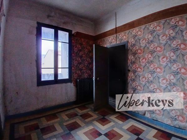 OPPORTUNITE INVESTISSEUR - Bâtisse à réhabiliter , avec vue partielle sur le port, dans un secteur en plein essor