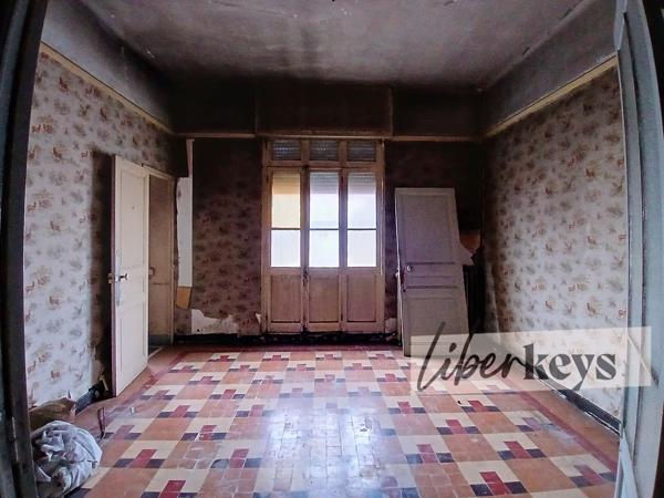 OPPORTUNITE INVESTISSEUR - Bâtisse à réhabiliter , avec vue partielle sur le port, dans un secteur en plein essor