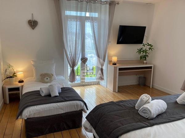 Maison de Grand Standing à Bruyères - 6 Chambres, 243 m²