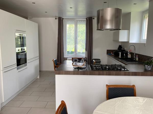 Maison de Grand Standing à Bruyères - 6 Chambres, 243 m²