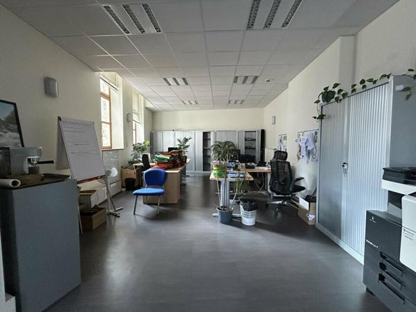 A LOUER - BUREAUX EN BON ETAT - PLACE DU MARCHÉ - CENTRE VILLE DE POITIERS