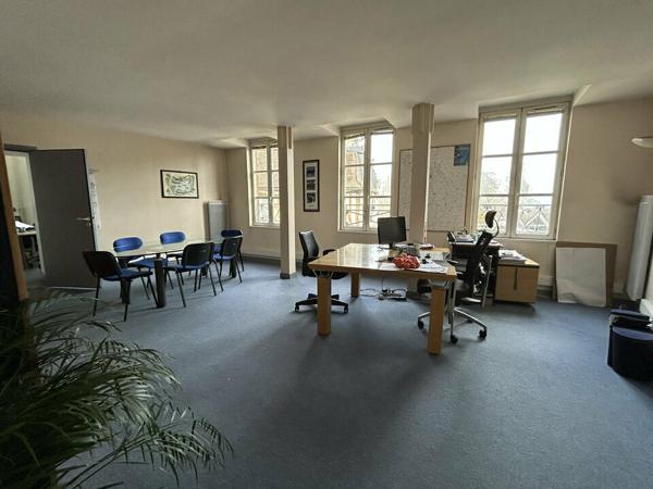 A LOUER - BUREAUX EN BON ETAT - PLACE DU MARCHÉ - CENTRE VILLE DE POITIERS