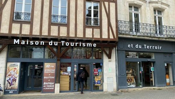 A LOUER - BUREAUX EN BON ETAT - PLACE DU MARCHÉ - CENTRE VILLE DE POITIERS