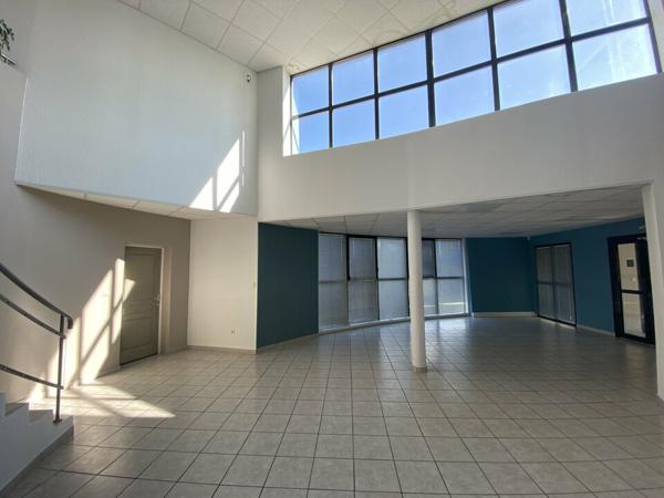 Bureaux à vendre à Valence avec entrepôt et parkings, nombreux extérieurs