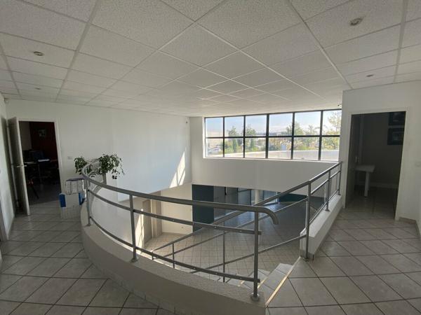 Bureaux à vendre à Valence avec entrepôt et parkings, nombreux extérieurs
