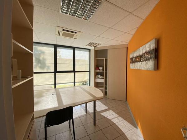 Bureaux à vendre à Valence avec entrepôt et parkings, nombreux extérieurs