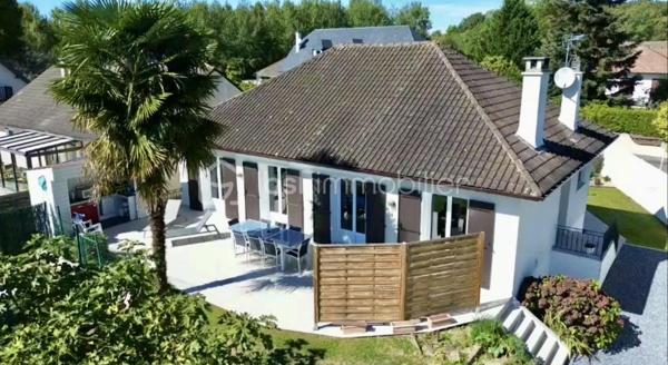 A VENDRE – LONS (64140) :
Charmante maison récemment rénovée de 130 m² habitables, située sur un terrain arboré de 757 m² avec piscine.
Idéalement implantée sur le haut de la Commune de Lons, cette belle propriété spacieuse et fonctionnelle se trouve dans un quartier calme et prisé, à proximité immédiate des principales commodités et de nombreux espaces verts, offrant ainsi un cadre de vie idéal pour une famille.

Un emplacement idéal :
- Commerces et services de proximité (boulangerie, boucherie, supérette, centre médical, Poste, bus, salle de fitness, écoles primaire et maternelle) à moins de 500 m 
- Accès autoroute (échangeur de Lescar) à moins de 5 min
- Nombreux sentiers de promenade accessibles à pied et/ou à vélo

Une maison spacieuse et bien agencée :
Niveau principal (95 m²) :
- Espace de vie de 46 m² composé :
      > d’une cuisine équipée semi-ouverte 
      > d’un séjour lumineux, exposé sud, avec poêle à bois et accès direct à la terrasse
- Espace nuit comprenant :
      > 3 chambres (13 m², 11 m² et 9 m²)
      > 1 salle de bain 
      > 1 WC séparé
Niveau inférieur :
- 2 chambres supplémentaires (17 m² et 11 m²)
- 1 salle d’eau avec WC
- 1 garage/atelier entièrement isolé et carrelé (32 m²)
- 1 buanderie, 1 salle de jeu et 1 cellier

Des extérieurs pensés pour en profiter : 
- Grande terrasse carrelée de 40 m² avec store électrique 
- Piscine sécurisée (3,5 x 7,5 m)
- Pool house avec cuisine d’été
- Abri de jardin
- Terrain clos, arboré et sans vis-à-vis
- Nombreuses possibilités de stationnement 
- Combles aménageables

Prix : 377 000 € (frais d’agence inclus à la charge du vendeur)

Cette belle maison familiale séduit par ses volumes bien pensés, son environnement calme et sa proximité avec toutes les commodités. Un bien rare sur le secteur !

Pour plus d’informations ou pour organiser une visite, n’hésitez pas à me contacter.
D'autres photos ou une visite virtuelle sont également disponibles sur demande.