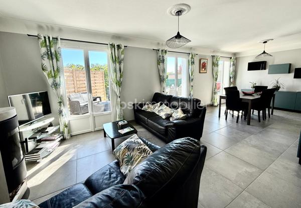 A VENDRE – LONS (64140) :
Charmante maison récemment rénovée de 130 m² habitables, située sur un terrain arboré de 757 m² avec piscine.
Idéalement implantée sur le haut de la Commune de Lons, cette belle propriété spacieuse et fonctionnelle se trouve dans un quartier calme et prisé, à proximité immédiate des principales commodités et de nombreux espaces verts, offrant ainsi un cadre de vie idéal pour une famille.

Un emplacement idéal :
- Commerces et services de proximité (boulangerie, boucherie, supérette, centre médical, Poste, bus, salle de fitness, écoles primaire et maternelle) à moins de 500 m 
- Accès autoroute (échangeur de Lescar) à moins de 5 min
- Nombreux sentiers de promenade accessibles à pied et/ou à vélo

Une maison spacieuse et bien agencée :
Niveau principal (95 m²) :
- Espace de vie de 46 m² composé :
      > d’une cuisine équipée semi-ouverte 
      > d’un séjour lumineux, exposé sud, avec poêle à bois et accès direct à la terrasse
- Espace nuit comprenant :
      > 3 chambres (13 m², 11 m² et 9 m²)
      > 1 salle de bain 
      > 1 WC séparé
Niveau inférieur :
- 2 chambres supplémentaires (17 m² et 11 m²)
- 1 salle d’eau avec WC
- 1 garage/atelier entièrement isolé et carrelé (32 m²)
- 1 buanderie, 1 salle de jeu et 1 cellier

Des extérieurs pensés pour en profiter : 
- Grande terrasse carrelée de 40 m² avec store électrique 
- Piscine sécurisée (3,5 x 7,5 m)
- Pool house avec cuisine d’été
- Abri de jardin
- Terrain clos, arboré et sans vis-à-vis
- Nombreuses possibilités de stationnement 
- Combles aménageables

Prix : 377 000 € (frais d’agence inclus à la charge du vendeur)

Cette belle maison familiale séduit par ses volumes bien pensés, son environnement calme et sa proximité avec toutes les commodités. Un bien rare sur le secteur !

Pour plus d’informations ou pour organiser une visite, n’hésitez pas à me contacter.
D'autres photos ou une visite virtuelle sont également disponibles sur demande.