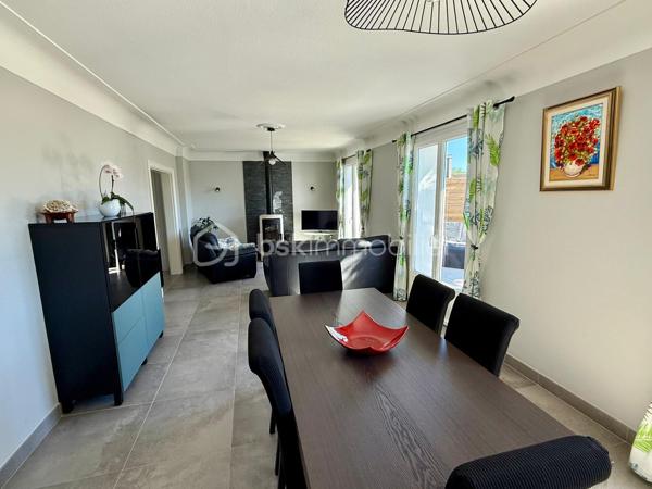 A VENDRE – LONS (64140) :
Charmante maison récemment rénovée de 130 m² habitables, située sur un terrain arboré de 757 m² avec piscine.
Idéalement implantée sur le haut de la Commune de Lons, cette belle propriété spacieuse et fonctionnelle se trouve dans un quartier calme et prisé, à proximité immédiate des principales commodités et de nombreux espaces verts, offrant ainsi un cadre de vie idéal pour une famille.

Un emplacement idéal :
- Commerces et services de proximité (boulangerie, boucherie, supérette, centre médical, Poste, bus, salle de fitness, écoles primaire et maternelle) à moins de 500 m 
- Accès autoroute (échangeur de Lescar) à moins de 5 min
- Nombreux sentiers de promenade accessibles à pied et/ou à vélo

Une maison spacieuse et bien agencée :
Niveau principal (95 m²) :
- Espace de vie de 46 m² composé :
      > d’une cuisine équipée semi-ouverte 
      > d’un séjour lumineux, exposé sud, avec poêle à bois et accès direct à la terrasse
- Espace nuit comprenant :
      > 3 chambres (13 m², 11 m² et 9 m²)
      > 1 salle de bain 
      > 1 WC séparé
Niveau inférieur :
- 2 chambres supplémentaires (17 m² et 11 m²)
- 1 salle d’eau avec WC
- 1 garage/atelier entièrement isolé et carrelé (32 m²)
- 1 buanderie, 1 salle de jeu et 1 cellier

Des extérieurs pensés pour en profiter : 
- Grande terrasse carrelée de 40 m² avec store électrique 
- Piscine sécurisée (3,5 x 7,5 m)
- Pool house avec cuisine d’été
- Abri de jardin
- Terrain clos, arboré et sans vis-à-vis
- Nombreuses possibilités de stationnement 
- Combles aménageables

Prix : 377 000 € (frais d’agence inclus à la charge du vendeur)

Cette belle maison familiale séduit par ses volumes bien pensés, son environnement calme et sa proximité avec toutes les commodités. Un bien rare sur le secteur !

Pour plus d’informations ou pour organiser une visite, n’hésitez pas à me contacter.
D'autres photos ou une visite virtuelle sont également disponibles sur demande.