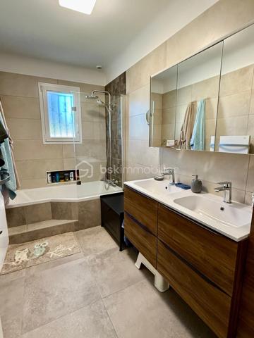 A VENDRE – LONS (64140) :
Charmante maison récemment rénovée de 130 m² habitables, située sur un terrain arboré de 757 m² avec piscine.
Idéalement implantée sur le haut de la Commune de Lons, cette belle propriété spacieuse et fonctionnelle se trouve dans un quartier calme et prisé, à proximité immédiate des principales commodités et de nombreux espaces verts, offrant ainsi un cadre de vie idéal pour une famille.

Un emplacement idéal :
- Commerces et services de proximité (boulangerie, boucherie, supérette, centre médical, Poste, bus, salle de fitness, écoles primaire et maternelle) à moins de 500 m 
- Accès autoroute (échangeur de Lescar) à moins de 5 min
- Nombreux sentiers de promenade accessibles à pied et/ou à vélo

Une maison spacieuse et bien agencée :
Niveau principal (95 m²) :
- Espace de vie de 46 m² composé :
      > d’une cuisine équipée semi-ouverte 
      > d’un séjour lumineux, exposé sud, avec poêle à bois et accès direct à la terrasse
- Espace nuit comprenant :
      > 3 chambres (13 m², 11 m² et 9 m²)
      > 1 salle de bain 
      > 1 WC séparé
Niveau inférieur :
- 2 chambres supplémentaires (17 m² et 11 m²)
- 1 salle d’eau avec WC
- 1 garage/atelier entièrement isolé et carrelé (32 m²)
- 1 buanderie, 1 salle de jeu et 1 cellier

Des extérieurs pensés pour en profiter : 
- Grande terrasse carrelée de 40 m² avec store électrique 
- Piscine sécurisée (3,5 x 7,5 m)
- Pool house avec cuisine d’été
- Abri de jardin
- Terrain clos, arboré et sans vis-à-vis
- Nombreuses possibilités de stationnement 
- Combles aménageables

Prix : 377 000 € (frais d’agence inclus à la charge du vendeur)

Cette belle maison familiale séduit par ses volumes bien pensés, son environnement calme et sa proximité avec toutes les commodités. Un bien rare sur le secteur !

Pour plus d’informations ou pour organiser une visite, n’hésitez pas à me contacter.
D'autres photos ou une visite virtuelle sont également disponibles sur demande.