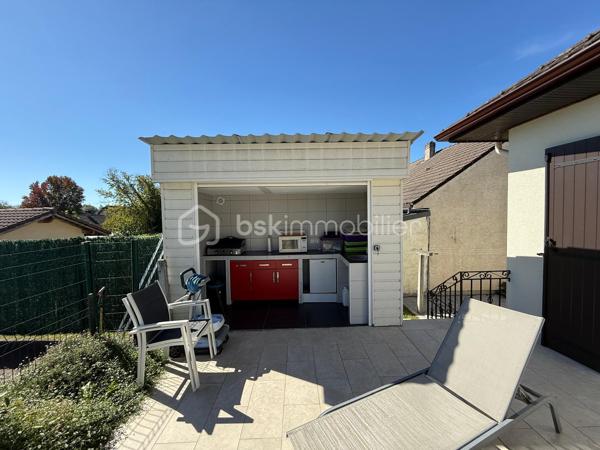 A VENDRE – LONS (64140) :
Charmante maison récemment rénovée de 130 m² habitables, située sur un terrain arboré de 757 m² avec piscine.
Idéalement implantée sur le haut de la Commune de Lons, cette belle propriété spacieuse et fonctionnelle se trouve dans un quartier calme et prisé, à proximité immédiate des principales commodités et de nombreux espaces verts, offrant ainsi un cadre de vie idéal pour une famille.

Un emplacement idéal :
- Commerces et services de proximité (boulangerie, boucherie, supérette, centre médical, Poste, bus, salle de fitness, écoles primaire et maternelle) à moins de 500 m 
- Accès autoroute (échangeur de Lescar) à moins de 5 min
- Nombreux sentiers de promenade accessibles à pied et/ou à vélo

Une maison spacieuse et bien agencée :
Niveau principal (95 m²) :
- Espace de vie de 46 m² composé :
      > d’une cuisine équipée semi-ouverte 
      > d’un séjour lumineux, exposé sud, avec poêle à bois et accès direct à la terrasse
- Espace nuit comprenant :
      > 3 chambres (13 m², 11 m² et 9 m²)
      > 1 salle de bain 
      > 1 WC séparé
Niveau inférieur :
- 2 chambres supplémentaires (17 m² et 11 m²)
- 1 salle d’eau avec WC
- 1 garage/atelier entièrement isolé et carrelé (32 m²)
- 1 buanderie, 1 salle de jeu et 1 cellier

Des extérieurs pensés pour en profiter : 
- Grande terrasse carrelée de 40 m² avec store électrique 
- Piscine sécurisée (3,5 x 7,5 m)
- Pool house avec cuisine d’été
- Abri de jardin
- Terrain clos, arboré et sans vis-à-vis
- Nombreuses possibilités de stationnement 
- Combles aménageables

Prix : 377 000 € (frais d’agence inclus à la charge du vendeur)

Cette belle maison familiale séduit par ses volumes bien pensés, son environnement calme et sa proximité avec toutes les commodités. Un bien rare sur le secteur !

Pour plus d’informations ou pour organiser une visite, n’hésitez pas à me contacter.
D'autres photos ou une visite virtuelle sont également disponibles sur demande.
