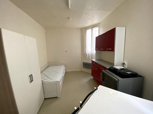 A LOUER STUDIO MEUBLE CENTRE VILLE DE ST QUENTIN 02100