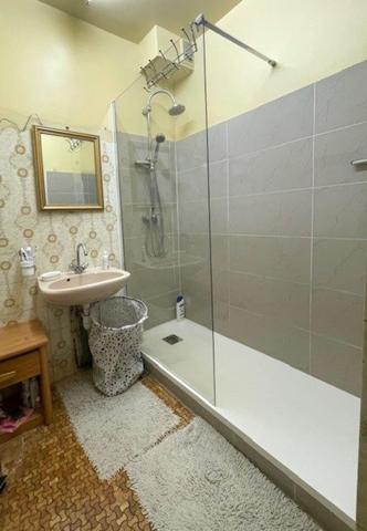 F3 comprenant 2 chambres, un balcon et une cave