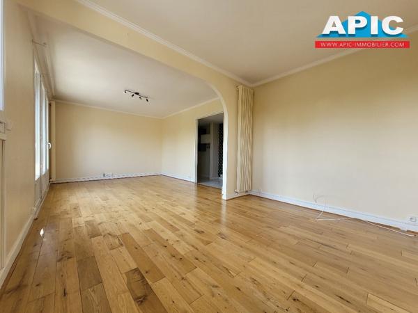 GROSLAY,

Dans une copropriété bien entretenue, ...