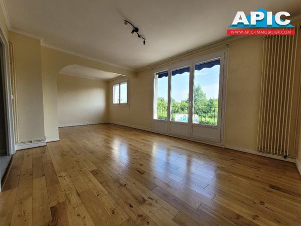 GROSLAY,

Dans une copropriété bien entretenue, ...