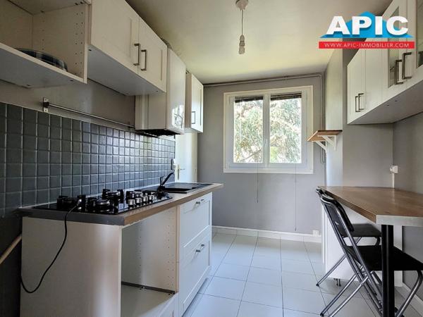 GROSLAY,

Dans une copropriété bien entretenue, ...