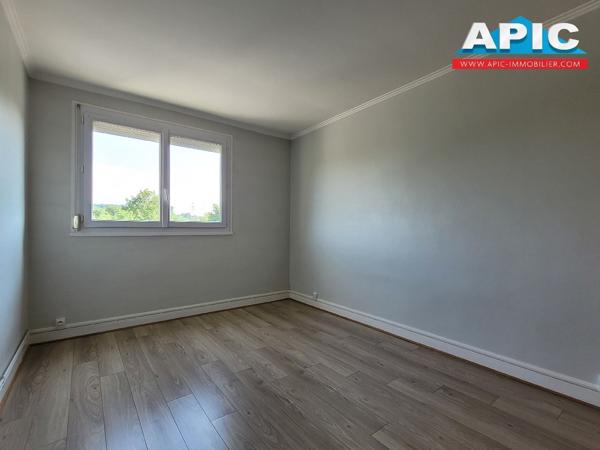 GROSLAY,

Dans une copropriété bien entretenue, ...