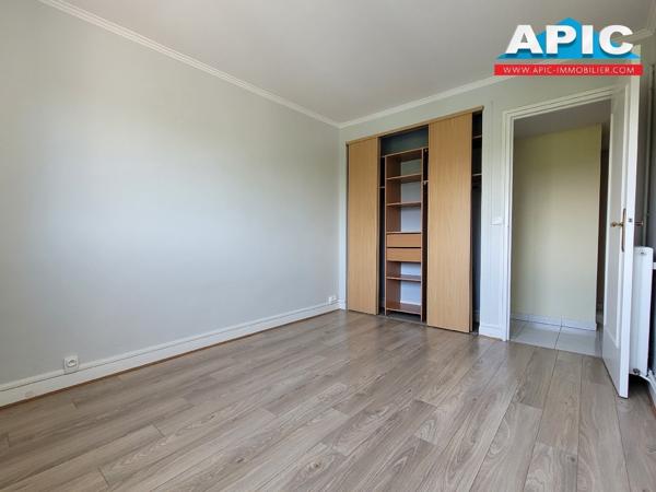 GROSLAY,

Dans une copropriété bien entretenue, ...