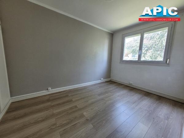 GROSLAY,

Dans une copropriété bien entretenue, ...