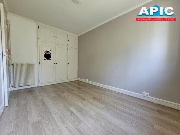 GROSLAY,

Dans une copropriété bien entretenue, ...