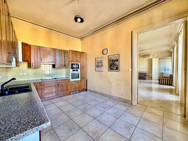 Installer vos bureaux ici !! 168m² à Avignon Intra muros