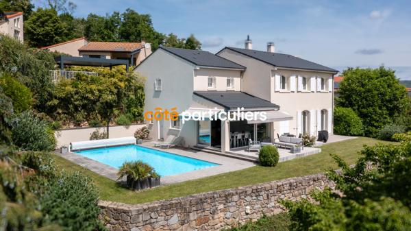 Vente
                Demeure de Prestige250 m² - 9 Pièces -
                    CHAMALIERES (63400)