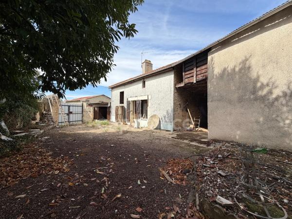 Ensemble de maisons anciennes à rénover d'environ 180m² à Neuville de Poitou (86)