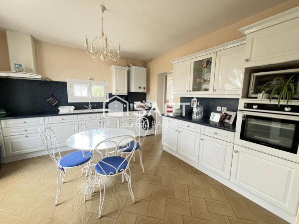 Villa avec chambre en rez-de-jardin et grand garage