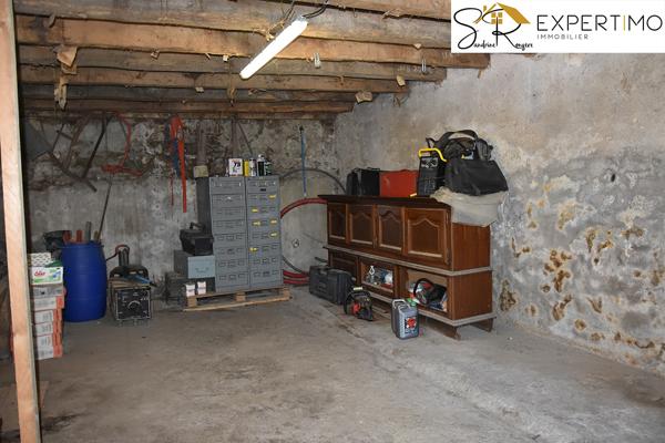 Menat (63560) Menat Projet de rénovation : vaste maison familiale avec atelier