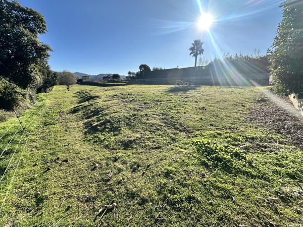 Carros (06510) SOUS COMPROMIS CARROS LES PLANS RESIDENTIEL: JOLI TERRAIN A BATIR DE 800m² ENVIRON, VUE DEGAGEE SUR LES COLLIN