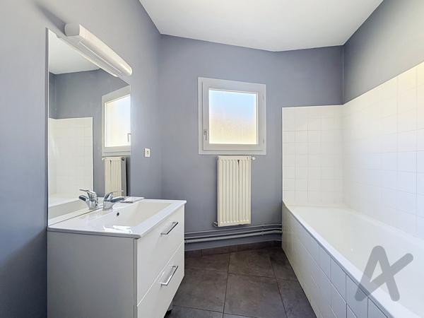 Appartement T4 avec balcon et stationnement