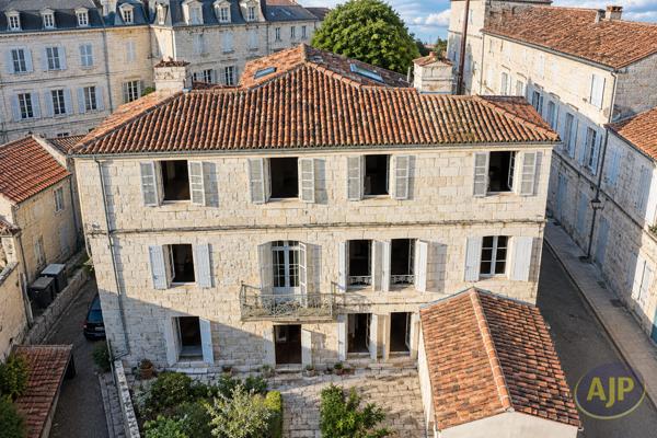 Maison à vendre Saintes - 8 pièces, 275m² avec 5 chambre(s) à 395 000€ - AJP Immobilier Saintes